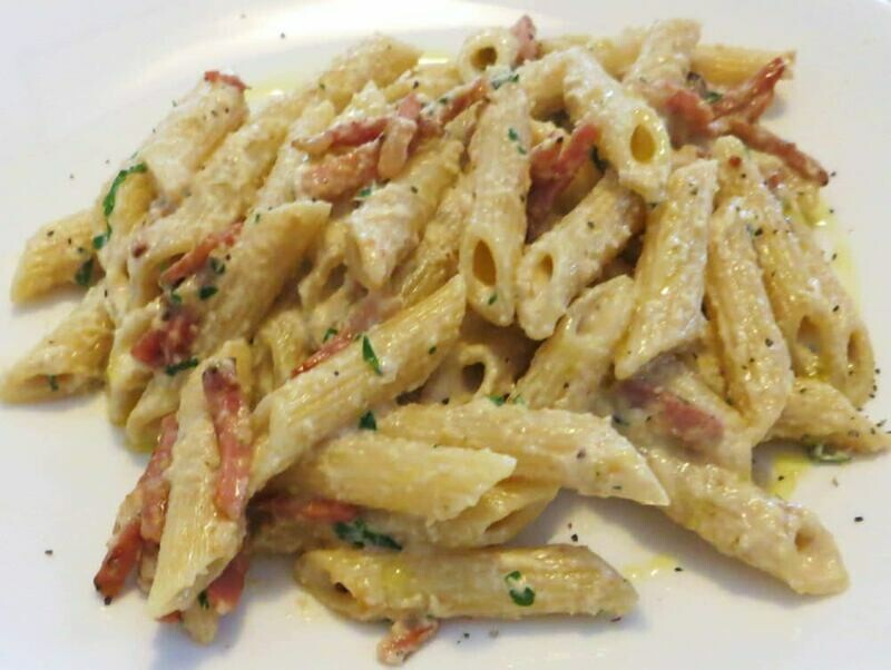 Penne al pesto di noci e speck