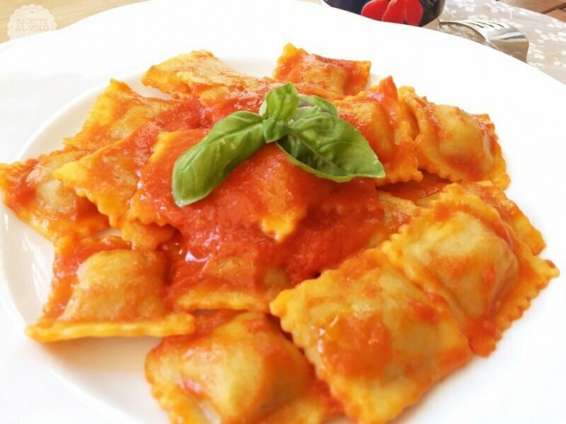 Ravioli di patate con sugo e verdurine