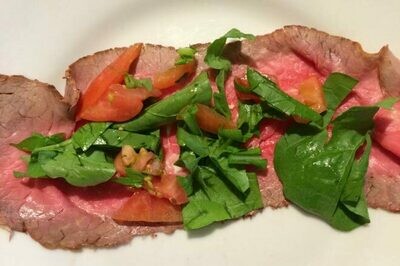 Roastbeef con rucola e pomodorini