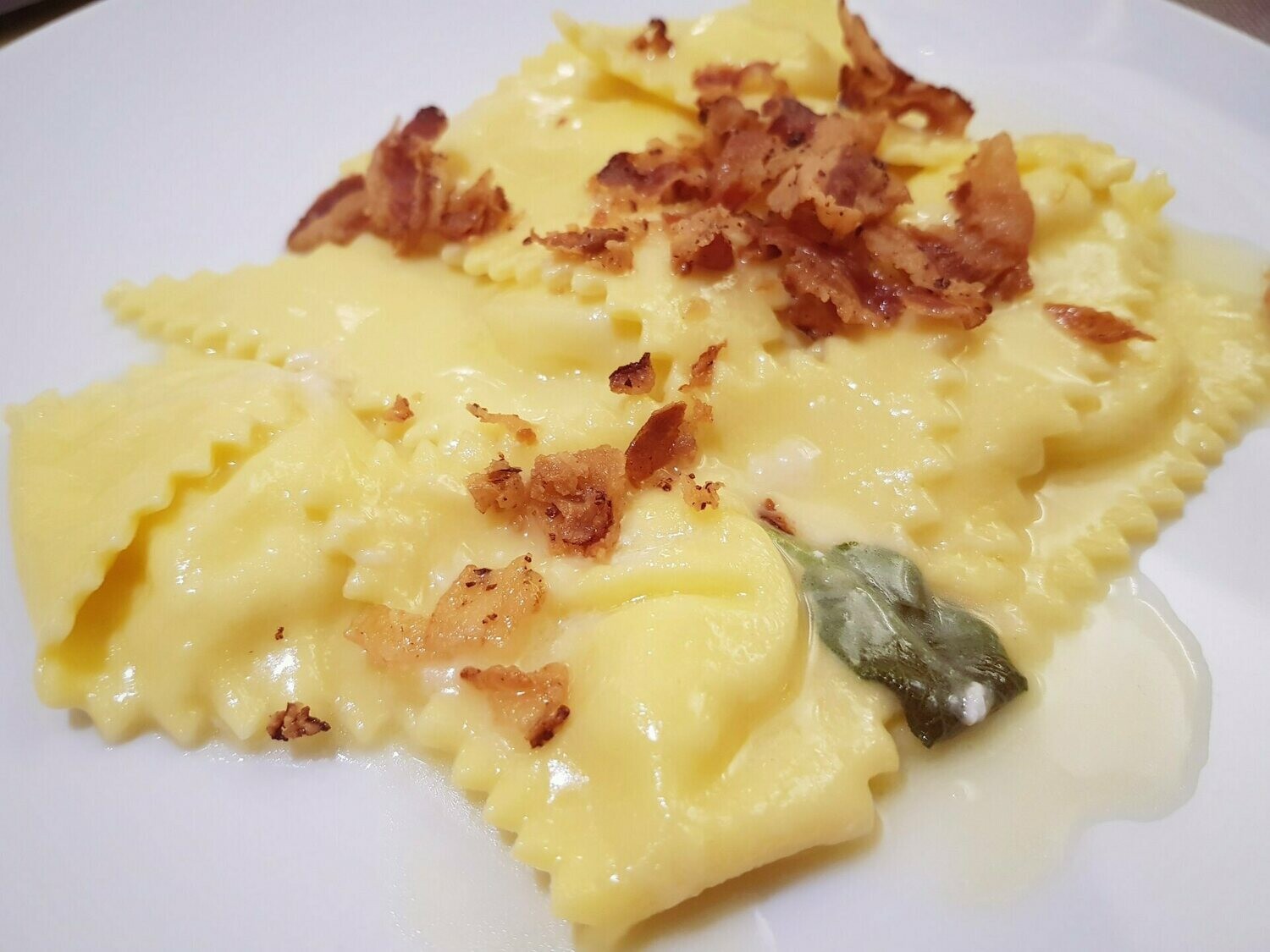 Ravioli di patate con burro, salvia e guanciale croccante