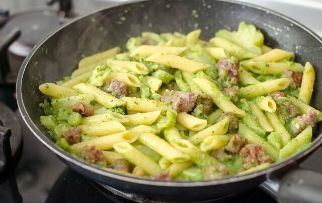 Penne con broccoli e salsiccia