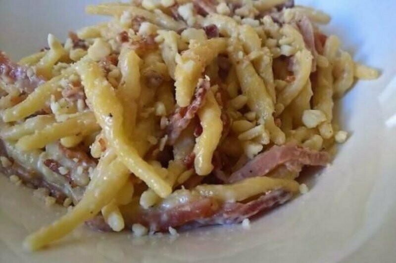 Strozzapreti panna, zafferano e speck