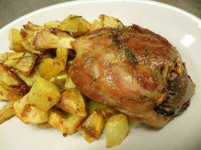 Mezzo stinco con patate al forno