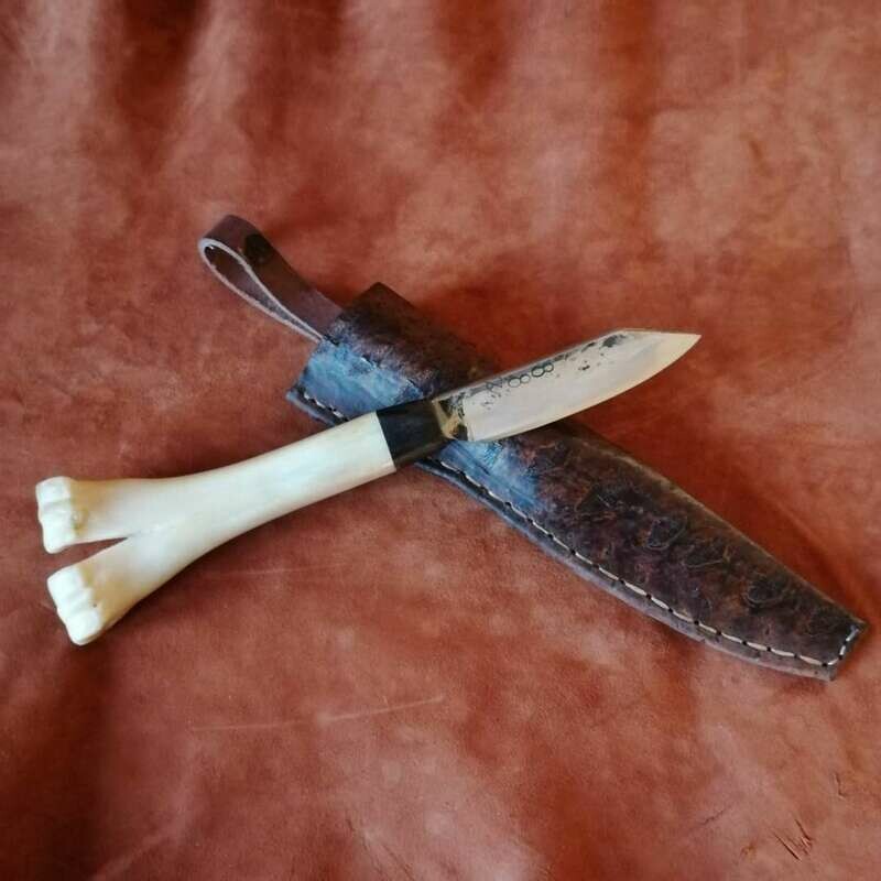 Cuchillo para exteriores con hoja hecha con un perno de cadena del tanque de recuperación M88, mango hecho de hueso de camello y roble del pantano. Cuchillo para exteriores con hoja hecha con un perno de cadena del tanque de recuperación M88, mango hecho de hueso de camello y roble del pantano.