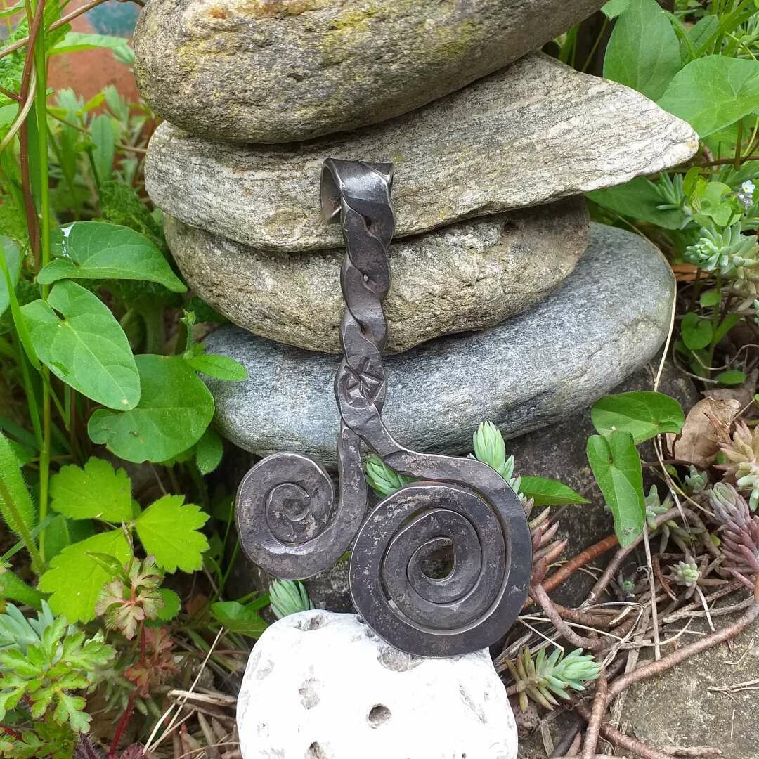 Anhänger aus Edelstahl in Form einer Spirale. Anhänger aus Edelstahl in Form einer Spirale.