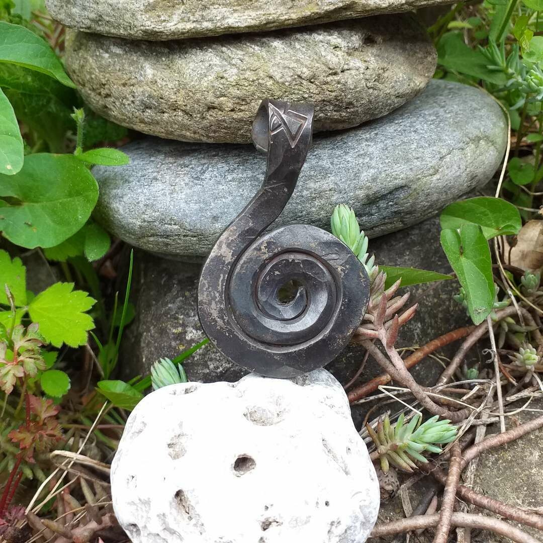 Anhänger aus Edelstahl in Form einer Spirale. Anhänger aus Edelstahl in Form einer Spirale.