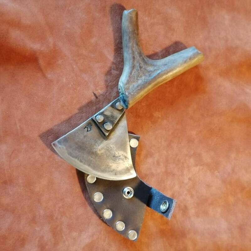 The magic triangle with red deer antler handle The magic triangle with red deer antler handle