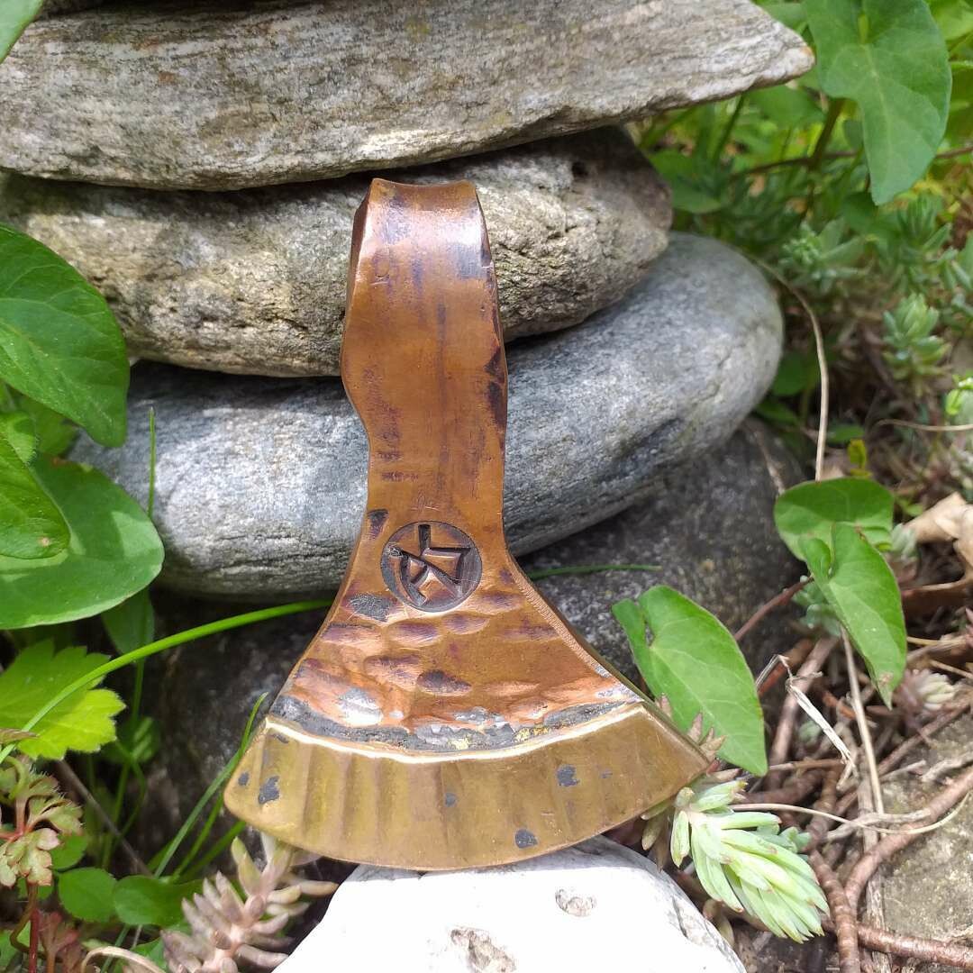 Anhänger aus Kupfer und Schmiedebronze Anhänger aus Kupfer und Schmiedebronze
