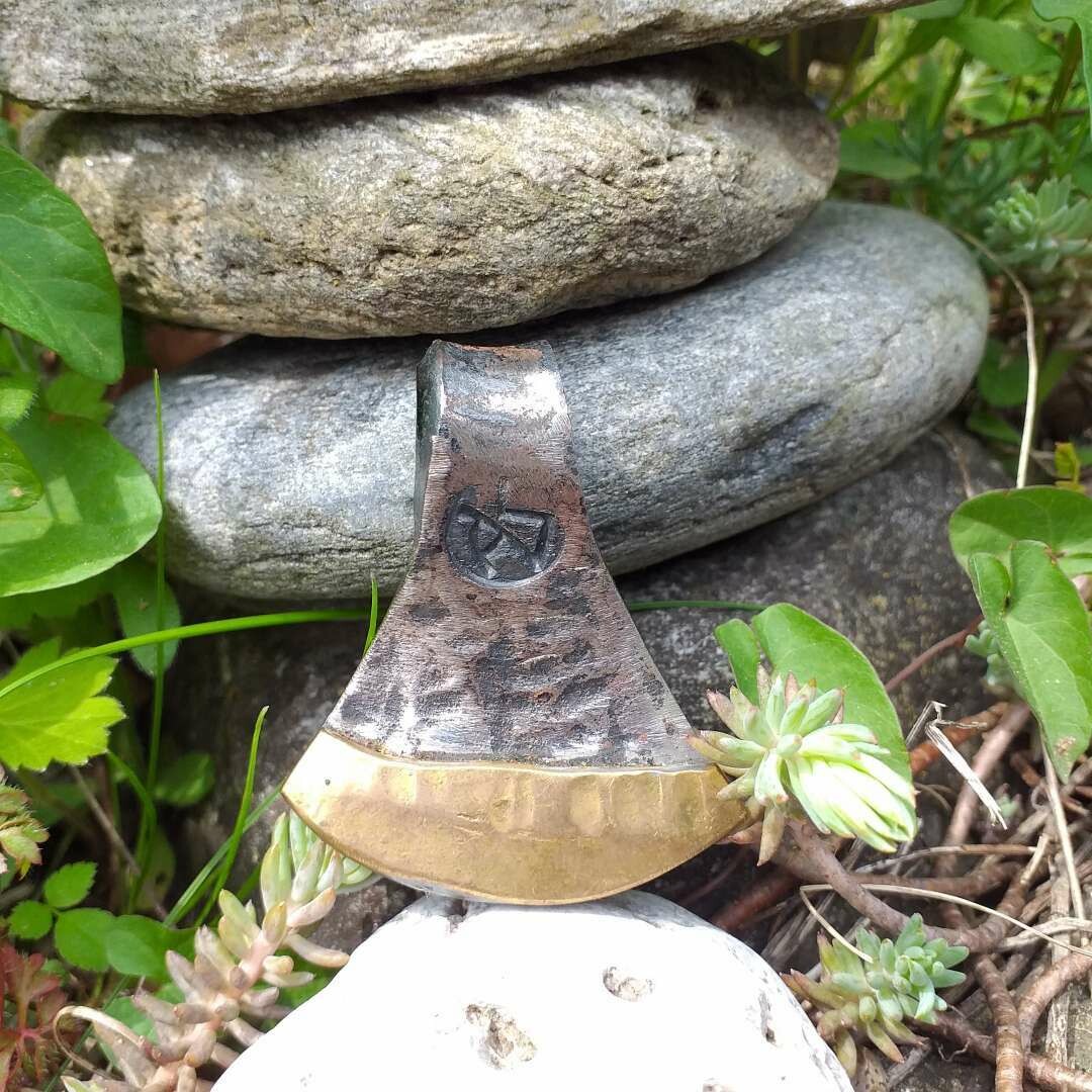 Anhänger aus einem Granatsplitter aus dem 1 WK mit Schmiedebronze. Anhänger aus einem Granatsplitter aus dem 1 WK mit Schmiedebronze.