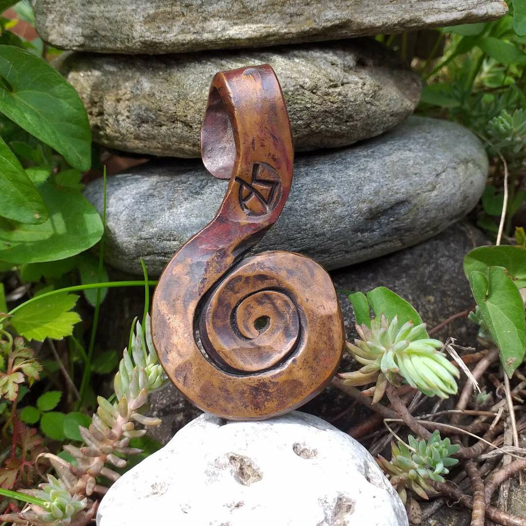 Anhänger in Spiralform aus Kupfer Anhänger in Spiralform aus Kupfer