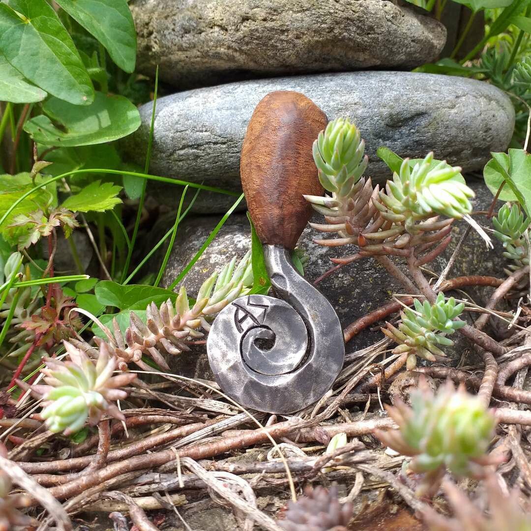 Anhänger in Spiralform aus Edelstahl mit Redwood Anhänger in Spiralform aus Edelstahl mit Redwood
