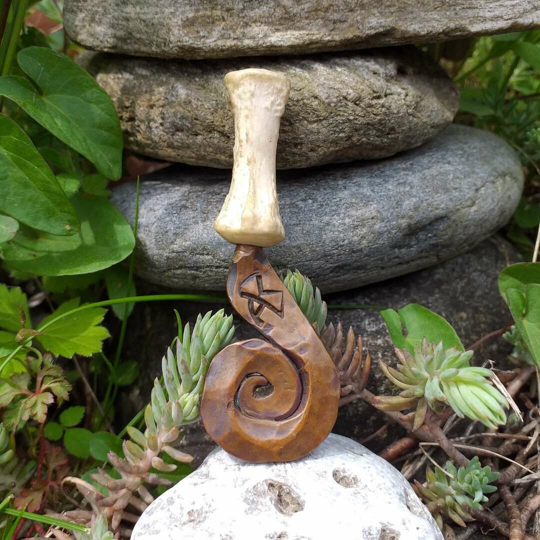 Anhänger in Spiralform aus Kupfer mit einem Schwanzwibel vom Pferd Anhänger in Spiralform aus Kupfer mit einem Schwanzwibel vom Pferd