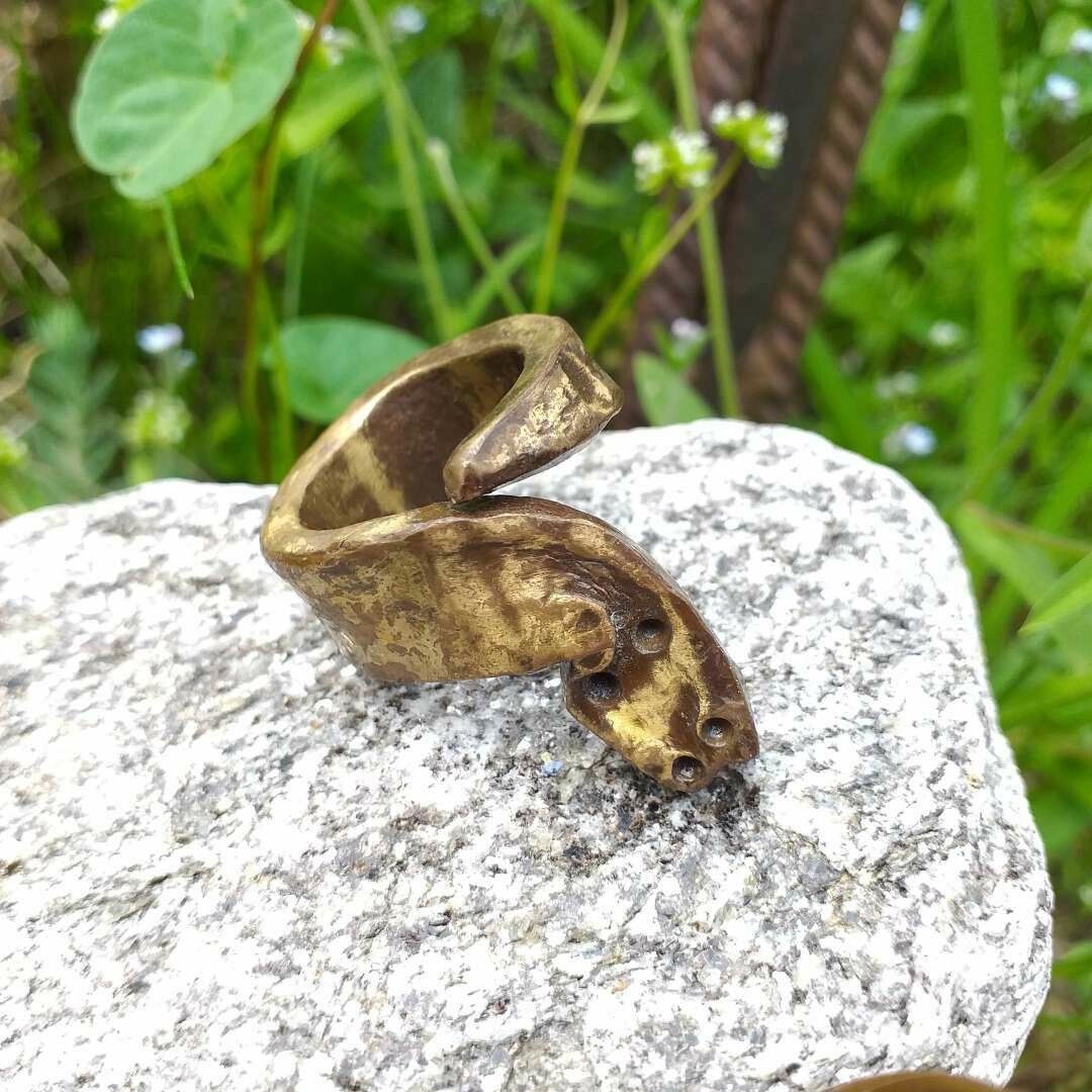 Ring aus Schmiedebronze stilisierte Schlange Ring aus Schmiedebronze stilisierte Schlange