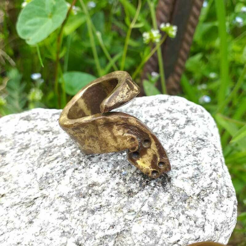 Ring aus Schmiedebronze stilisierte Schlange Ring aus Schmiedebronze stilisierte Schlange
