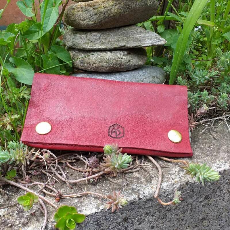 Tabaktasche aus grubengergerbten Ziegenleder Tabaktasche aus grubengergerbten Ziegenleder