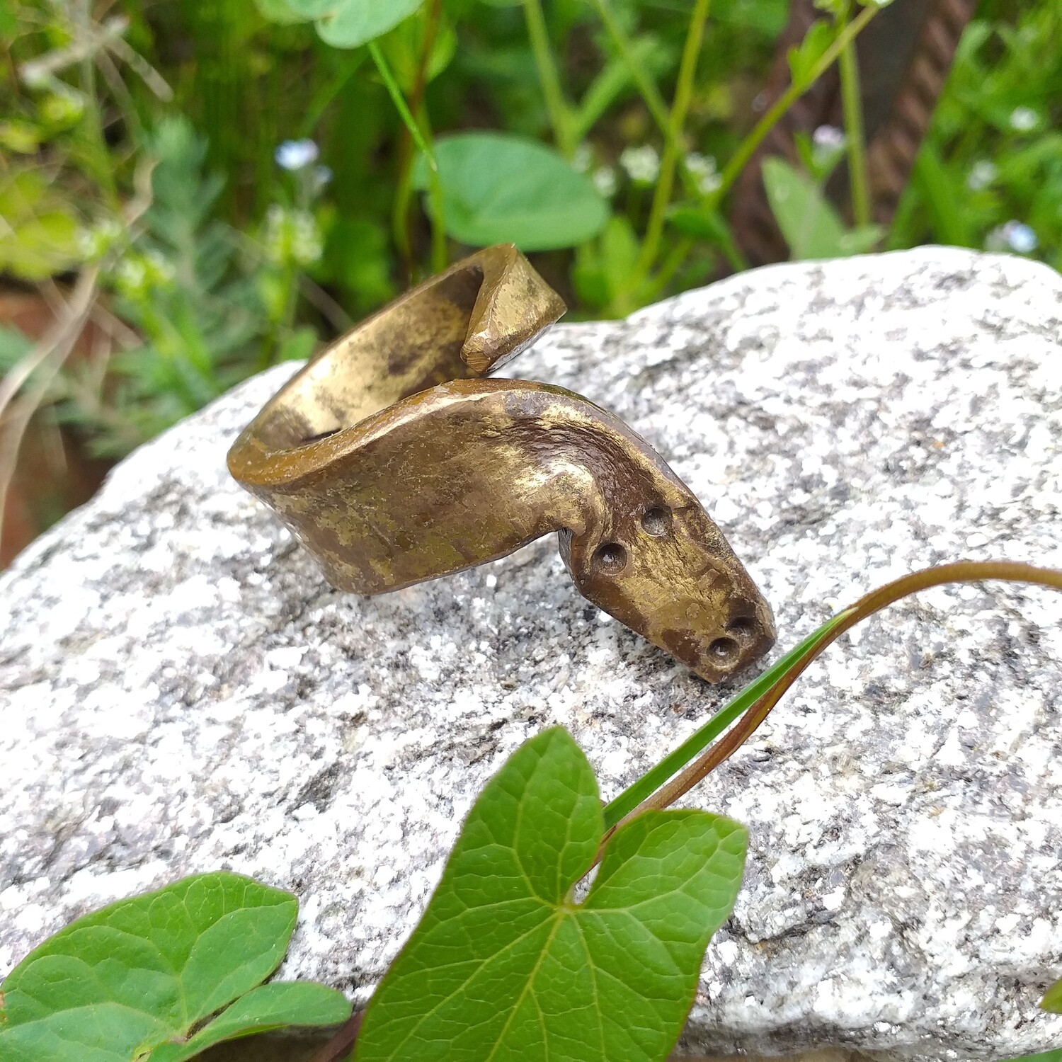 Ring aus Schmiedebronze stilisierte Schlange Ring aus Schmiedebronze stilisierte Schlange