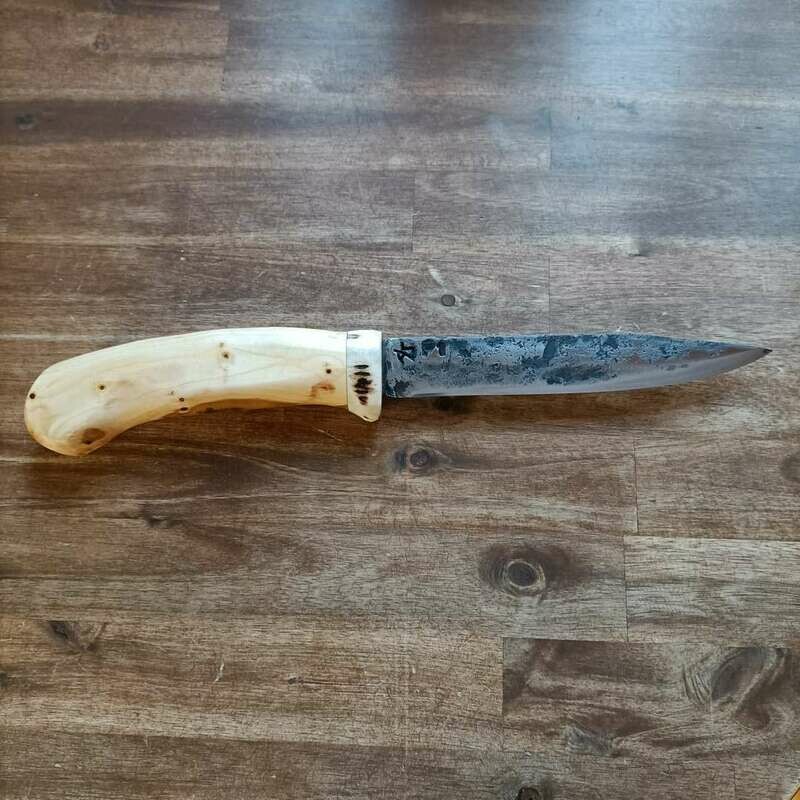 Cuchillo de cocina con la hoja del pasador de la cadena de un PzKW 1 de la Segunda Guerra Mundial. Mango hecho de endrino y cuerno de venado. Cuchillo de cocina con la hoja del pasador de la cadena de un PzKW 1 de la Segunda Guerra Mundial. Mango hecho de endrino y cuerno de venado.