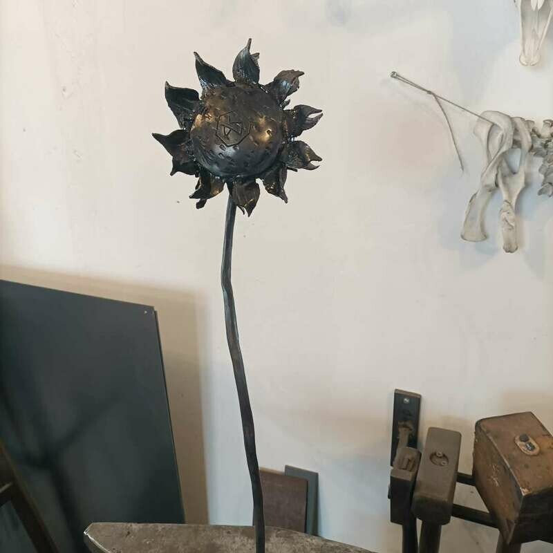 Geschmiedete Sonnenblume zum stecken. BRÜNIERT Geschmiedete Sonnenblume zum stecken. BRÜNIERT