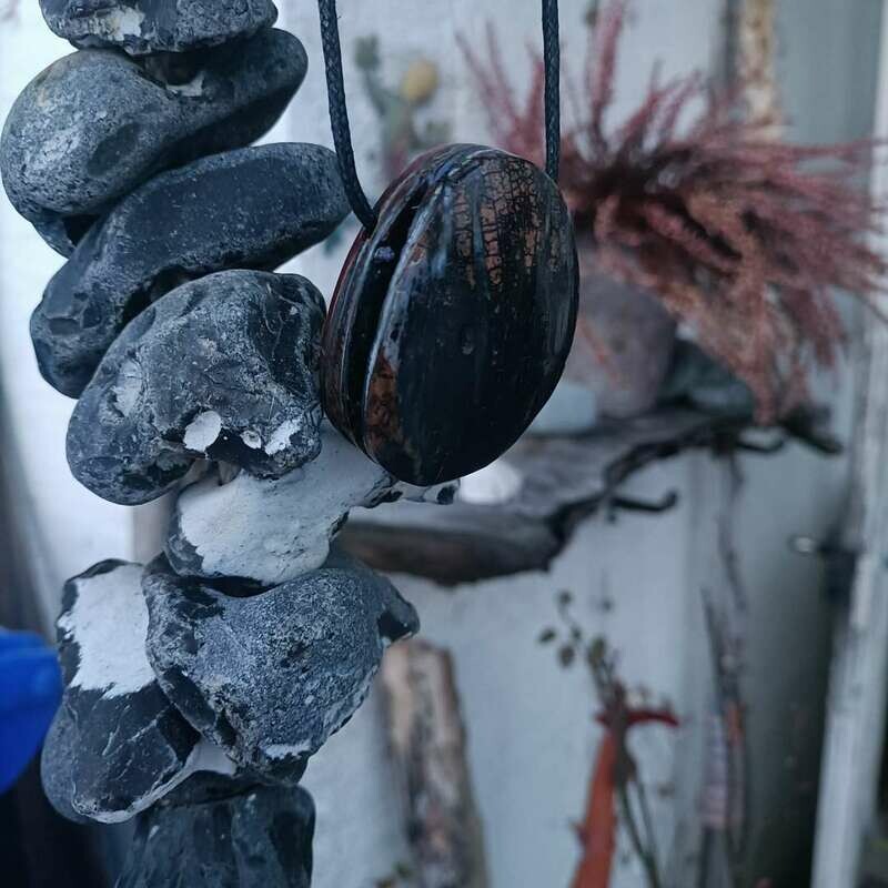 Anhänger Mammut- Backenzahn mit Zwetschge. Anhänger Mammut- Backenzahn mit Zwetschge.