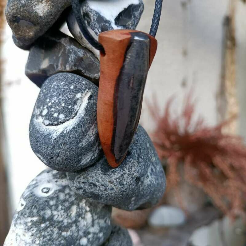 Ketten-Anhänger aus verschossenem Hart- Kern Ketten-Anhänger aus verschossenem Hart- Kern