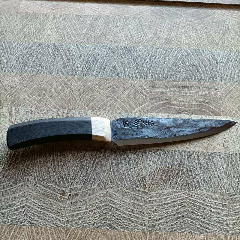 Küchenmesser mit Klinge aus einem Bombensplitter aus dem 2 Weltkrieg. Von der Bombardierung des Jagdhauses vom Luftfahrtministers des dritten Reiches Küchenmesser mit Klinge aus einem Bombensplitter aus dem 2 Weltkrieg. Von der Bombardierung des Jagdhauses vom Luftfahrtministers des dritten Reiches