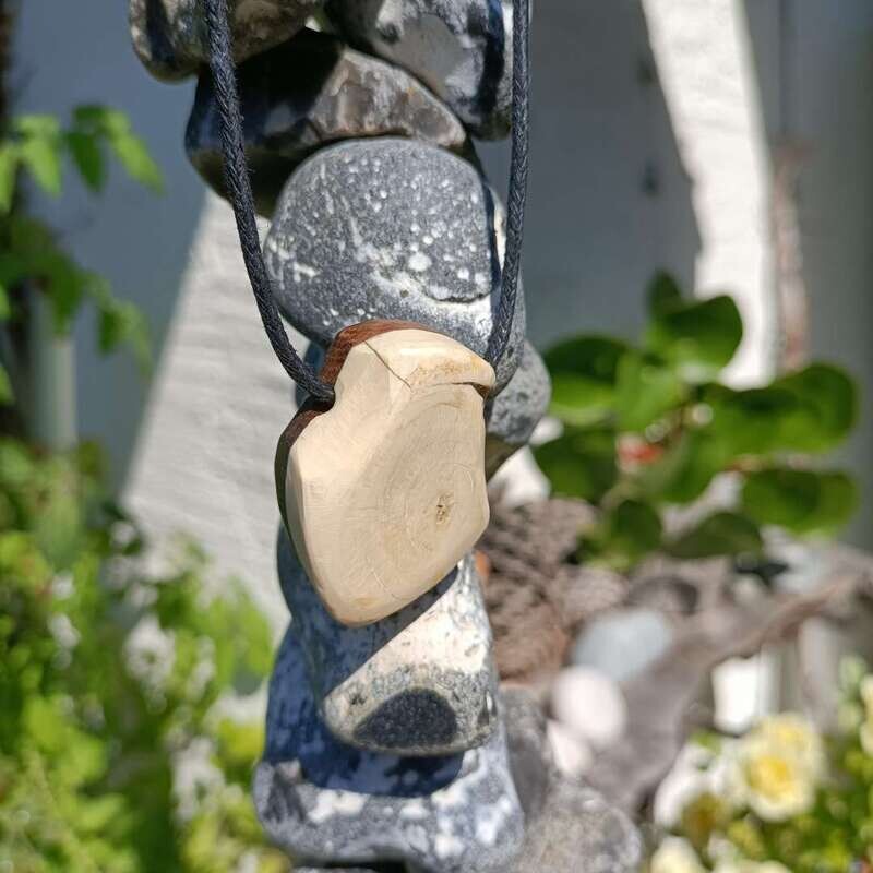 Anhänger Mammutelfenbein und Mooreiche. Anhänger Mammutelfenbein und Mooreiche.