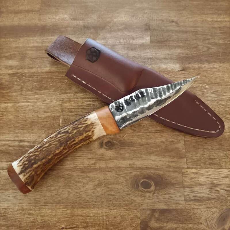 Leopard 2nd outdoor knife with deer antlers. Leopard 2nd outdoor knife with deer antlers.
