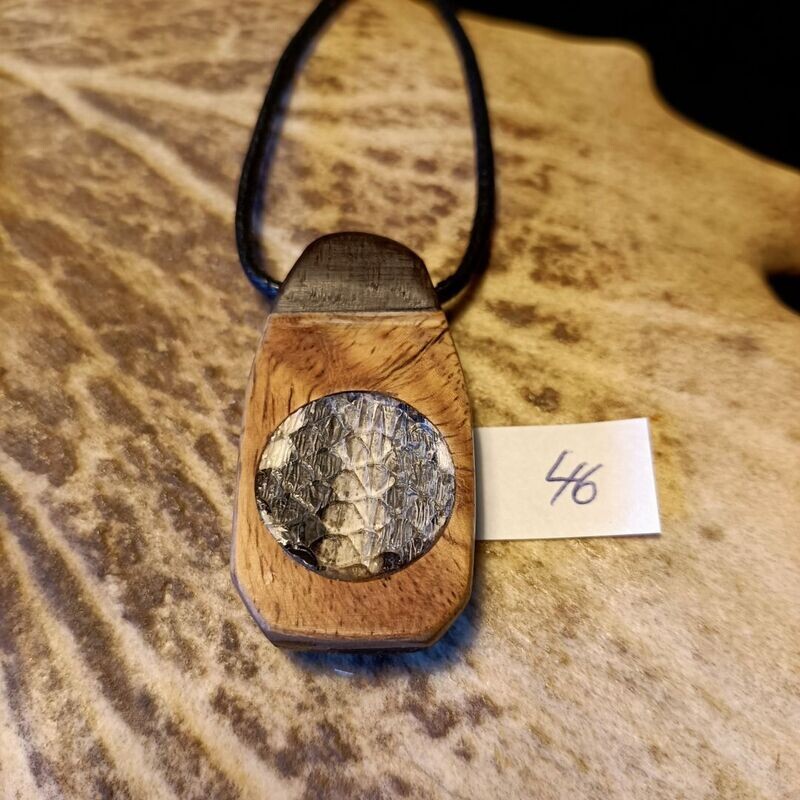 Kettenanhänger Gabunviper mit Mooreiche Kettenanhänger Gabunviper mit Mooreiche
