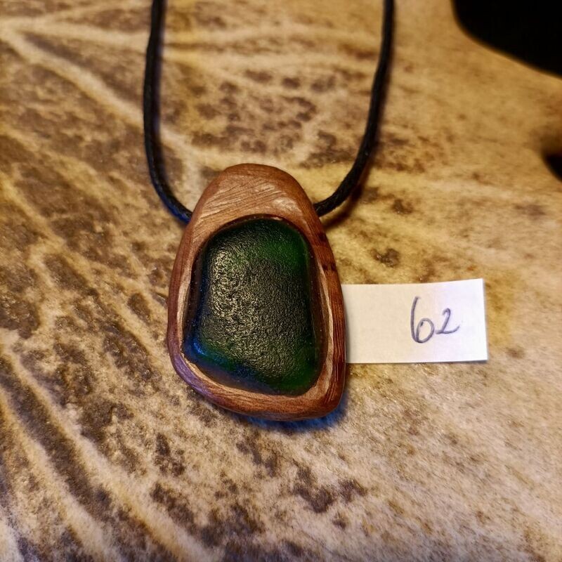 Kettenanhänger Meerglas und Thujaknolle Kettenanhänger Meerglas und Thujaknolle