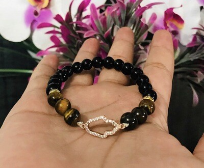 Dije Mano de Fatima con Incrustaciones de Zirconia en juego de piedra natural.