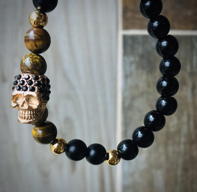 Craneo dorado con incrustaciones de Zirconia .