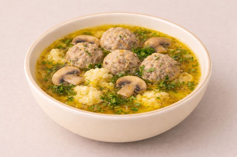 Vegetable soup with meatballs 