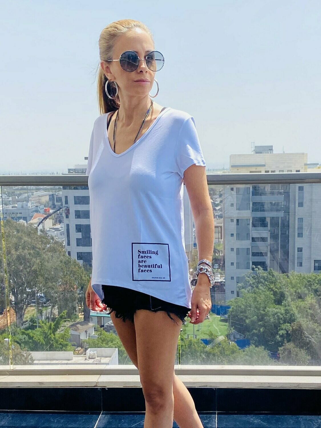 טישרט לבנה סיומת גזורה