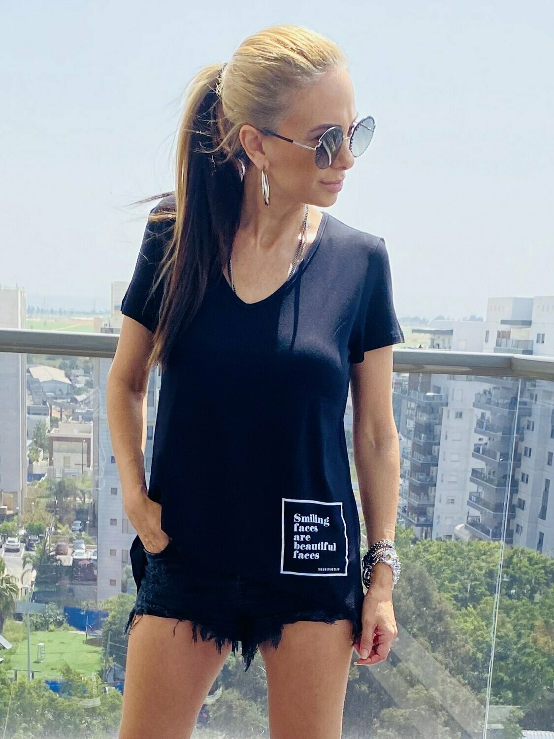 טישרט שחורה סיומת גזורה