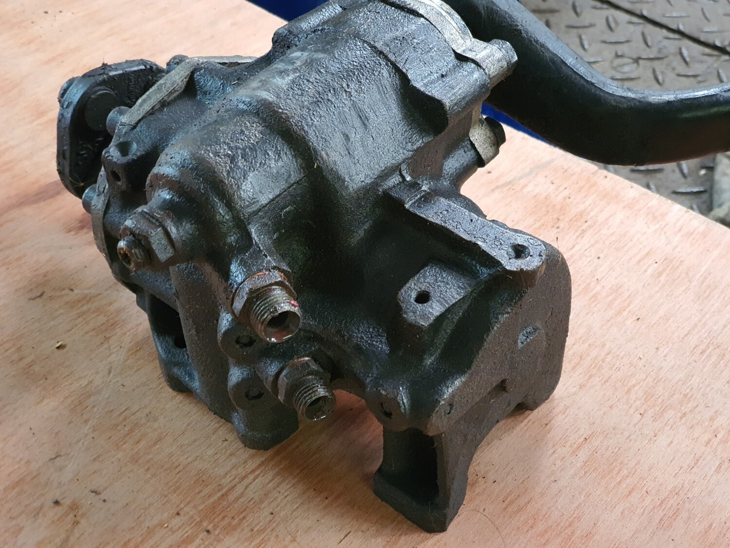 MercedesBenz steering box (W124)