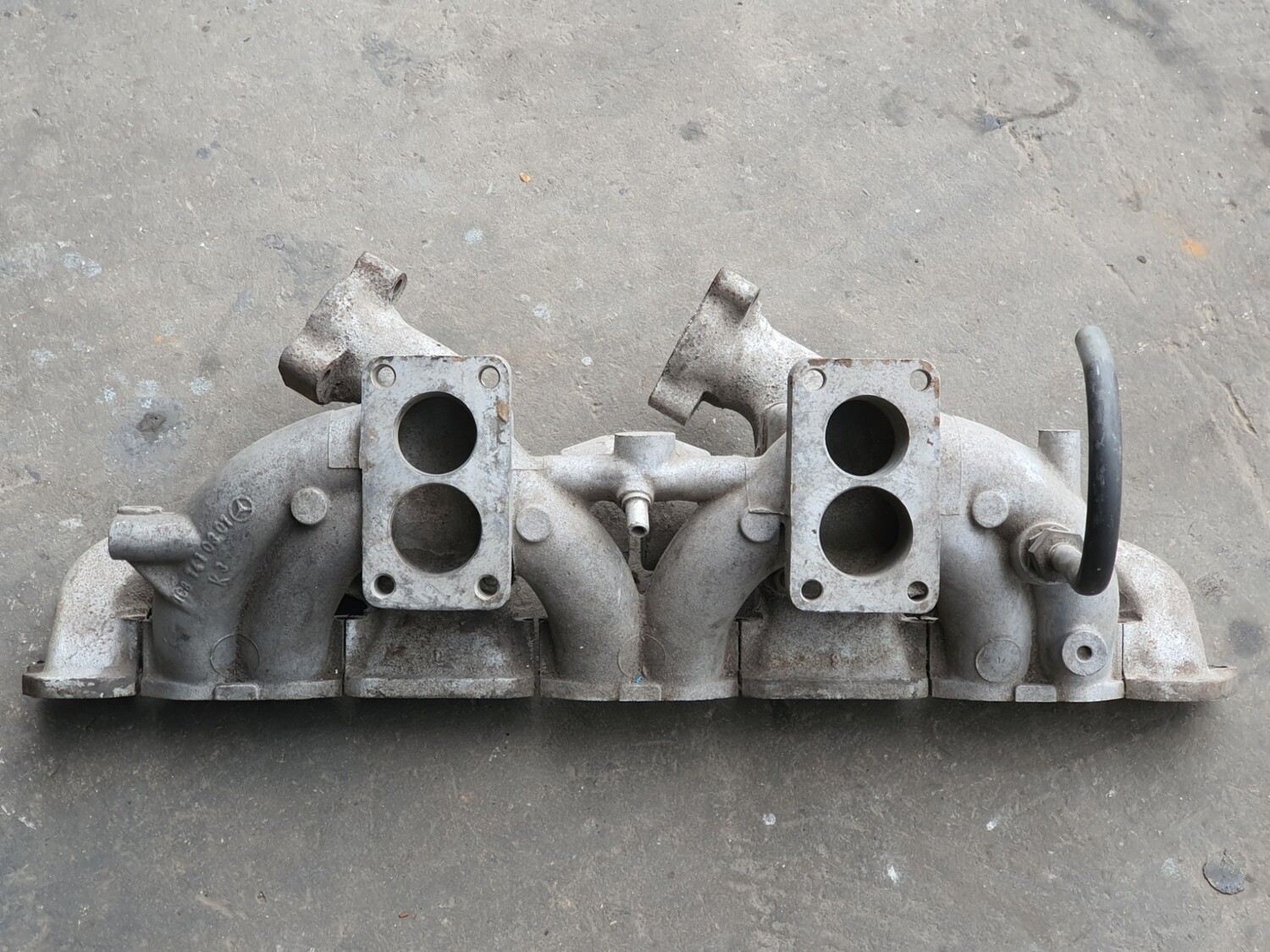 MercedesBenz Intake Exhaust Manifold (W108 280S)
