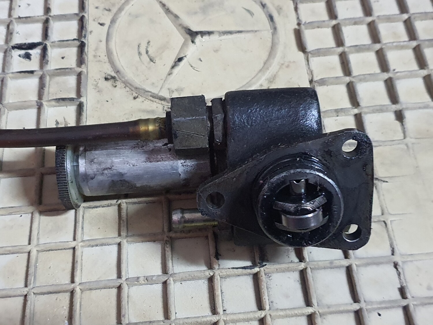 MercedesBenz Manual Diesel primer Pump (Om601/602/603)