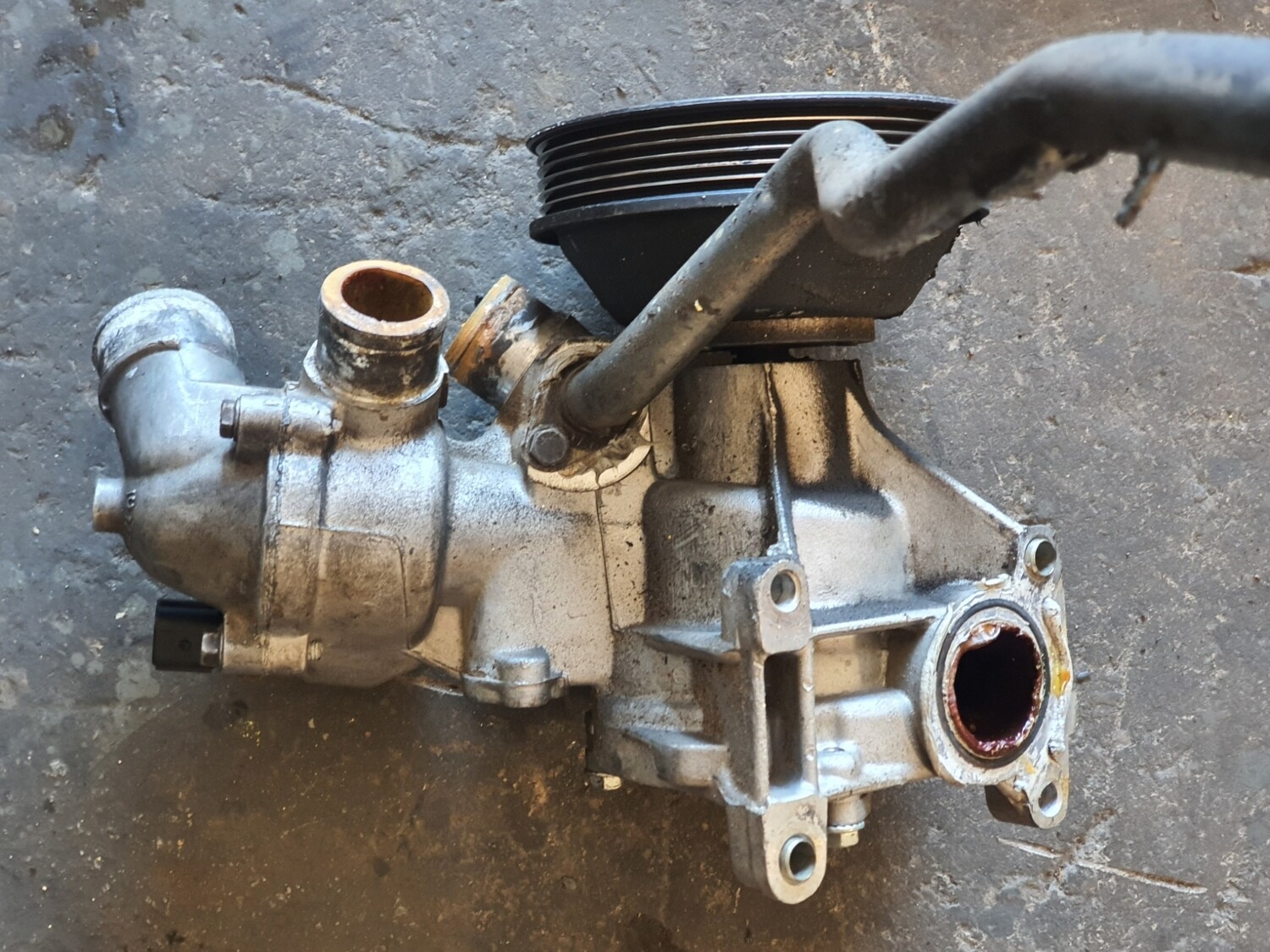Mercedes-Benz Water Pump With Thermostat Housing and Pulley (M104)