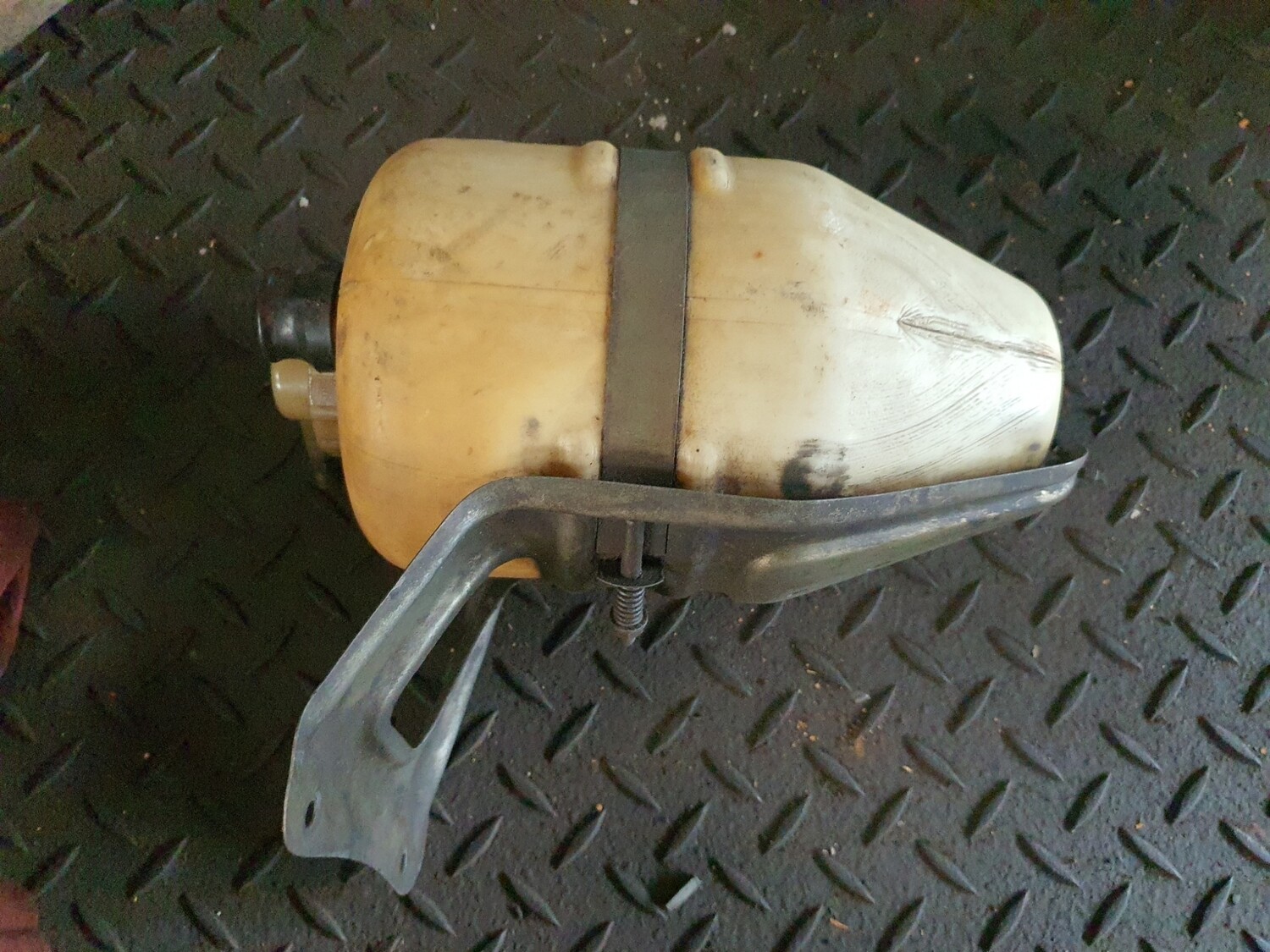 Mercedes-Benz Hydraulic Suspension Fluid Tank (C126 and S123)