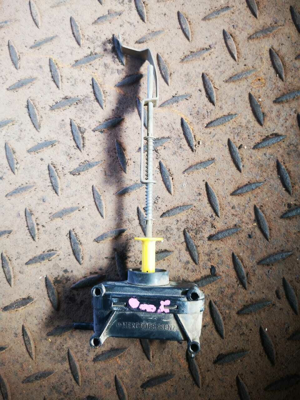 MercedesBenz Boot Lock Vacuum Actuator (W126)