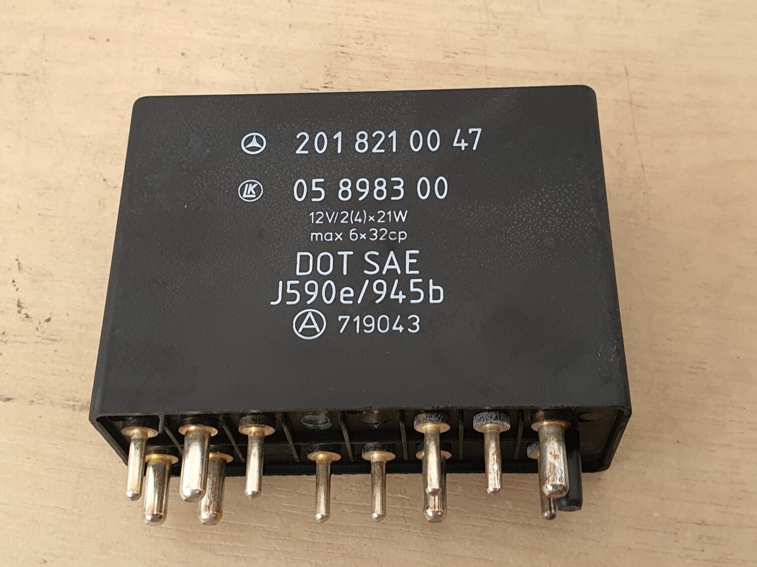 MercedesBenz Turn Signal Flasher Relay 2018210047 (W124, W201, W126)