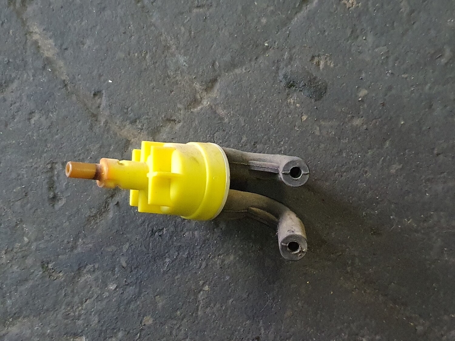 MercedesBenz Vacuum Check Valve (W123/W126)