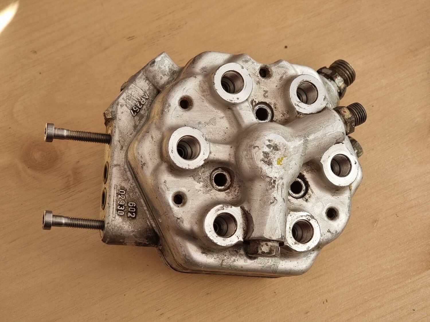 MercedesBenz Fuel Distributor (M103 300E / 300SE)