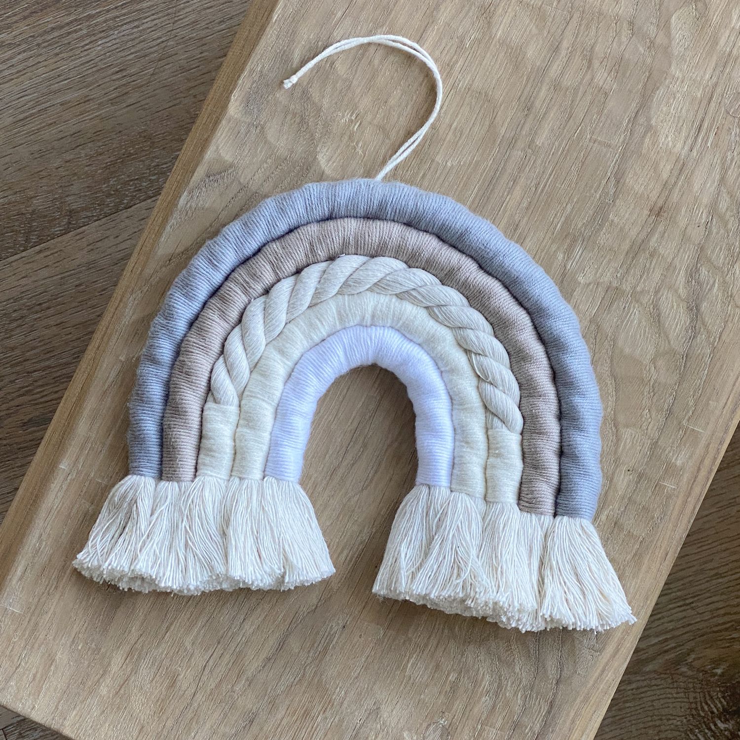 Веселка з косичкою, Колір: Попелястий-беж-айворі