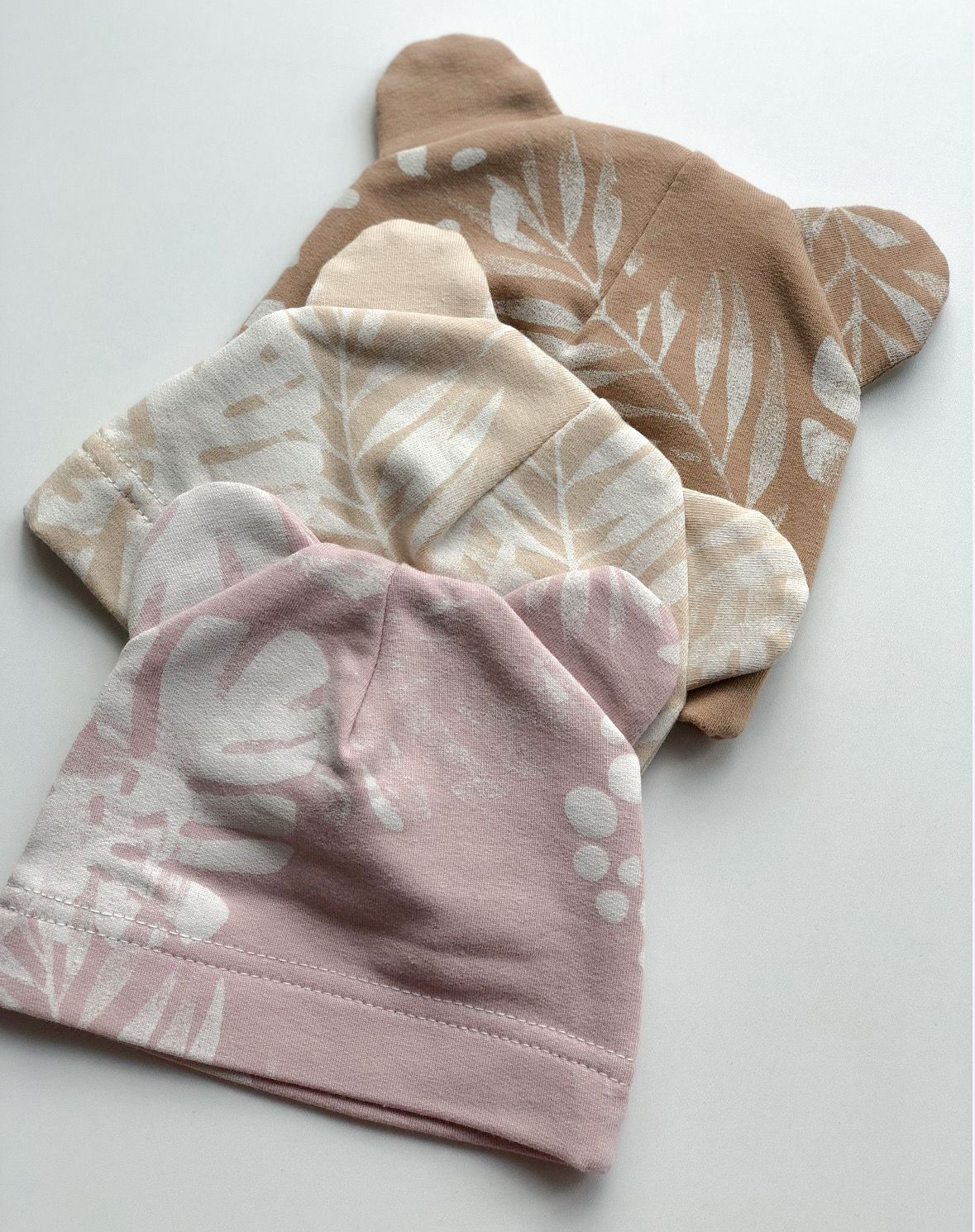 Шапочка "Вушка" (двонитка принт), Розмір: 40, Принт: Темний нюд (листя)