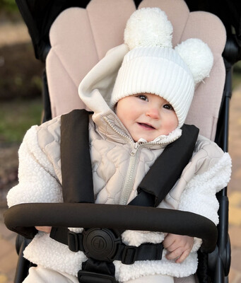 Шапка плетена з 2-ма помпонами Шапка плетена з 2-ма помпонами
