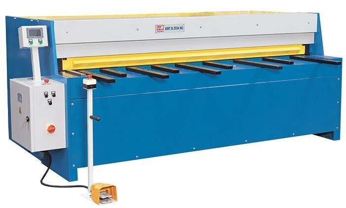 Knuth  KMT B 2554 NC Guillotine Shear ( 2550 mm width x 4 mm maximum plate thickness cut)
( Part No. 133650) 
Motorised Swing Beam Shears with a  controlled back gauge