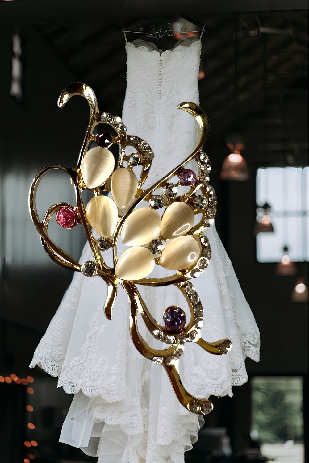 Cat’s eyes, Rhinestone And Gold Tone Brooch