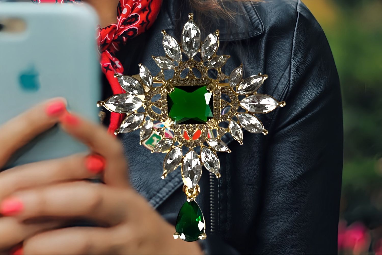 Regal Brooch Clear Crystal Green Central Stone And Pendant