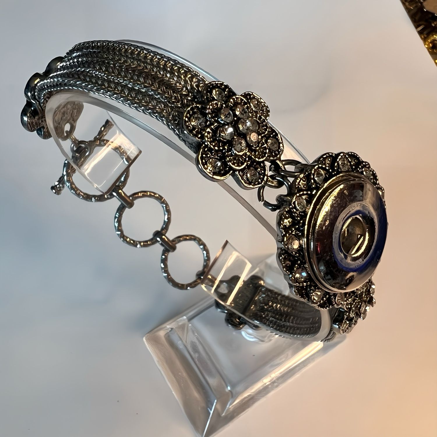 Snap Bracelet With Rhinestone Flowers Toggle Closure